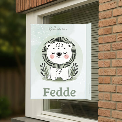 Geboortebord voor op het raam met naam en de afbeelding van een schattig leeuwtje.