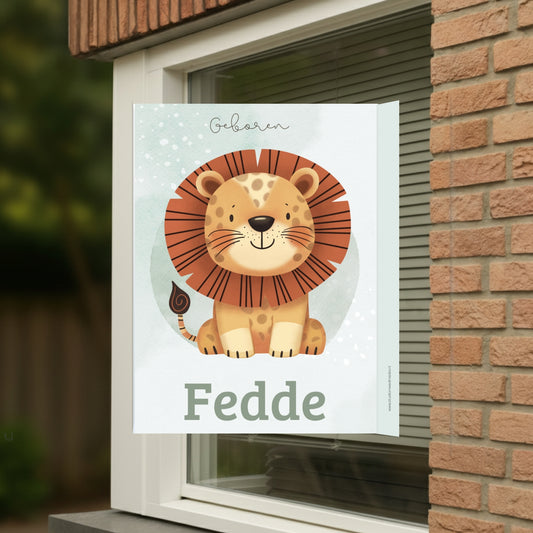 Geboortebord voor op het raam met naam en de afbeelding van een schattig leeuwtje.