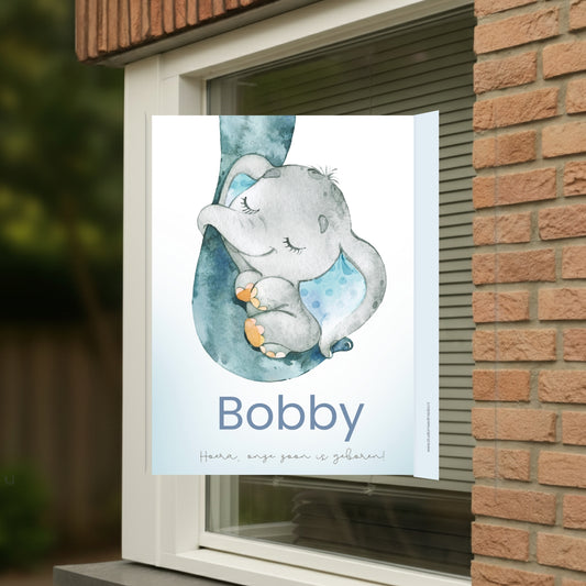 Geboortebord voor op het raam met naam en de afbeelding van een schattig olifantje