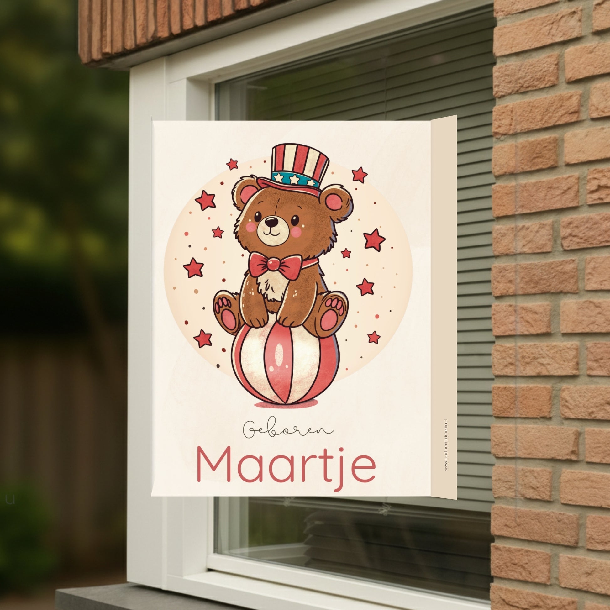 Geboortebord voor op het raam met naam en de afbeelding van een schattig circus beertje