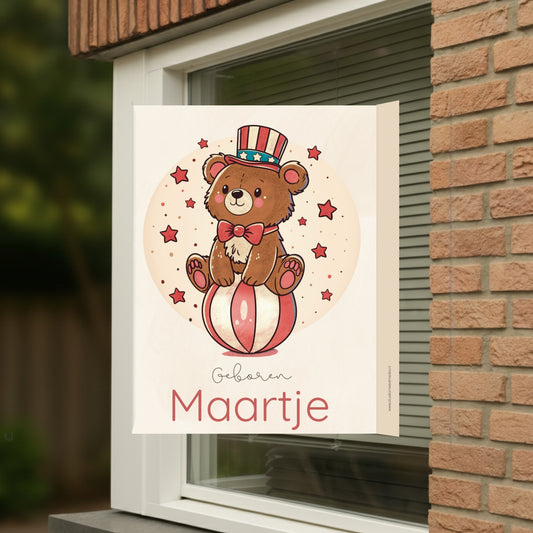 Geboortebord voor op het raam met naam en de afbeelding van een schattig circus beertje