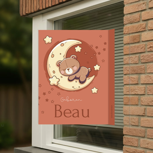 Geboortebord voor op het raam met naam en de afbeelding van een schattig beertje slapend op de maan.