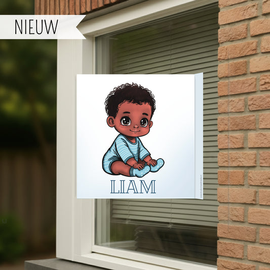 Geboortebord voor op het raam met naam en de afbeelding van een bruin jongetje