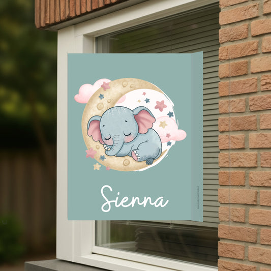 Geboortebord voor op het raam met naam en de afbeelding van een schattig olifantje