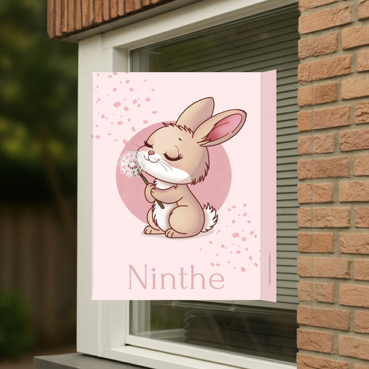 Geboortebord voor op het raam met naam en de afbeelding van een schattig konijntje