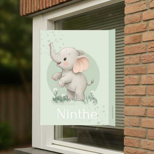 Geboortebord voor op het raam met naam en de afbeelding van een schattig olifantje