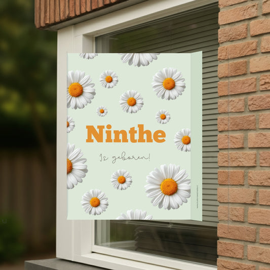 Geboortebord voor op het raam met naam en de afbeelding van een prachtige bloemen.
