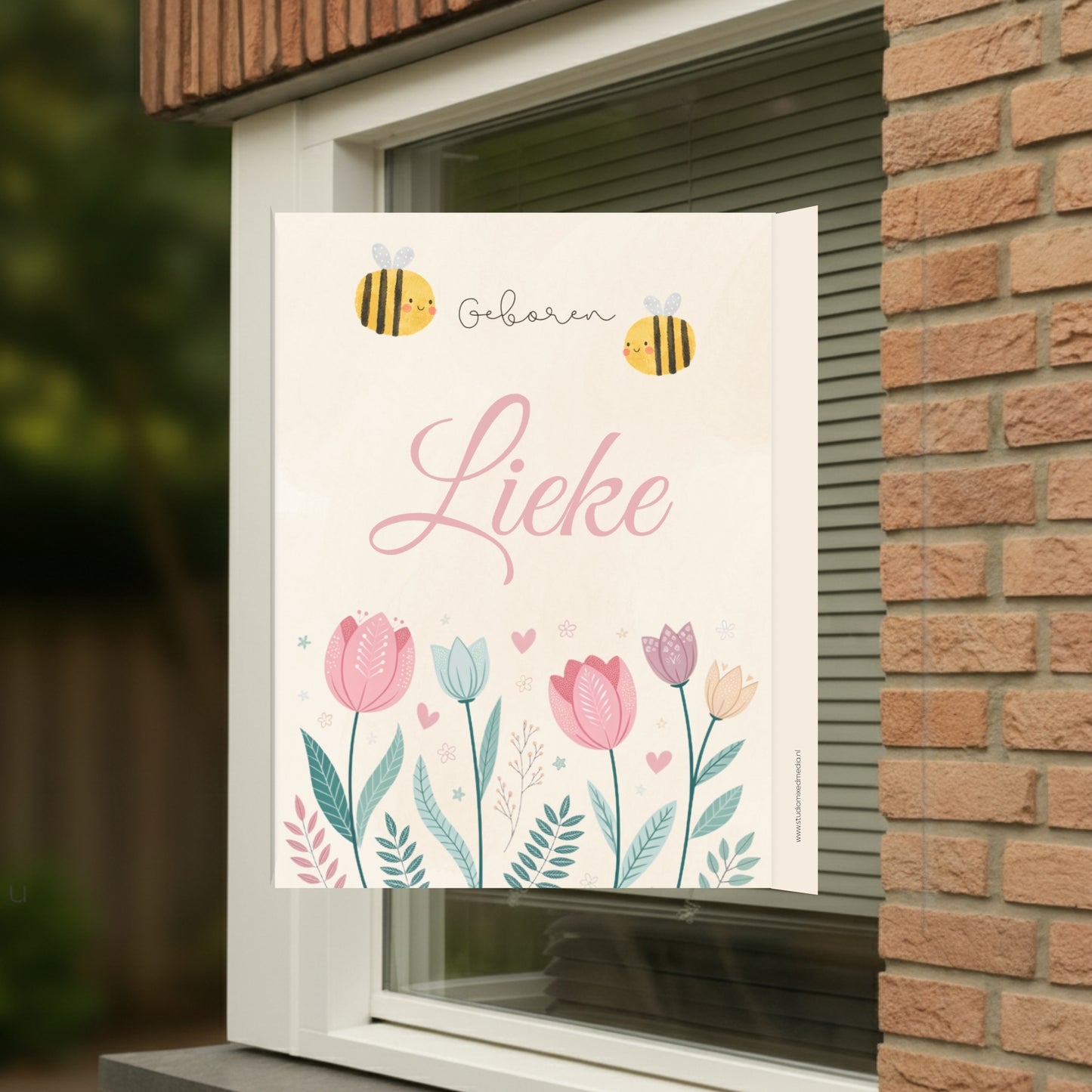 Geboortebord voor op het raam met naam en de afbeelding van een prachtige bloemen en bijtjes
