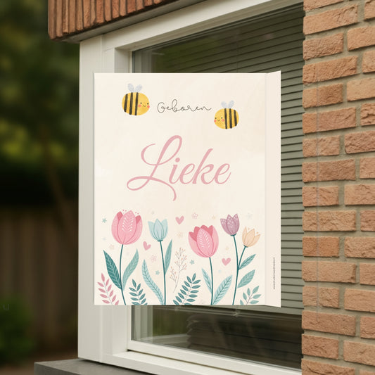 Geboortebord voor op het raam met naam en de afbeelding van een prachtige bloemen en bijtjes