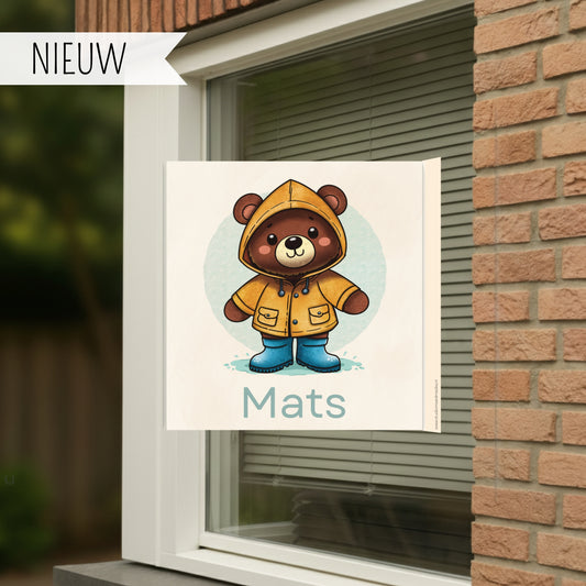 Geboortebord voor op het raam van een schattig beertje in een regenjas, gepersonaliseerd met naam.
