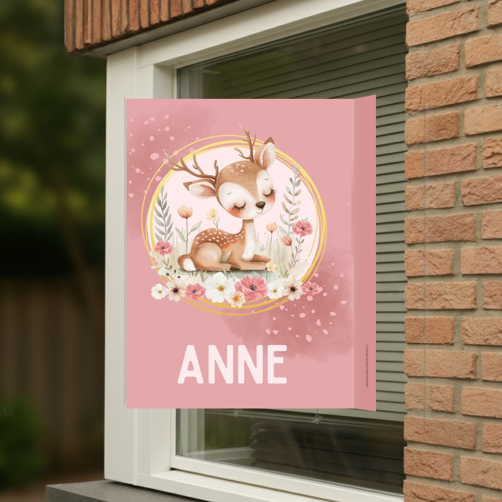 Geboortebord voor op het raam met naam en de afbeelding van een schattig hertje.