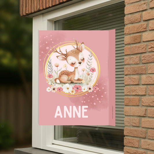 Geboortebord voor op het raam met naam en de afbeelding van een schattig hertje.
