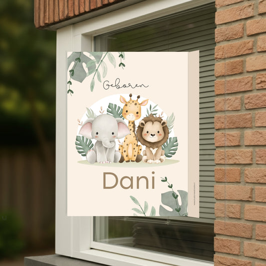 Geboortebord voor op het raam met naam en de afbeelding van een schattig wilde dieren.