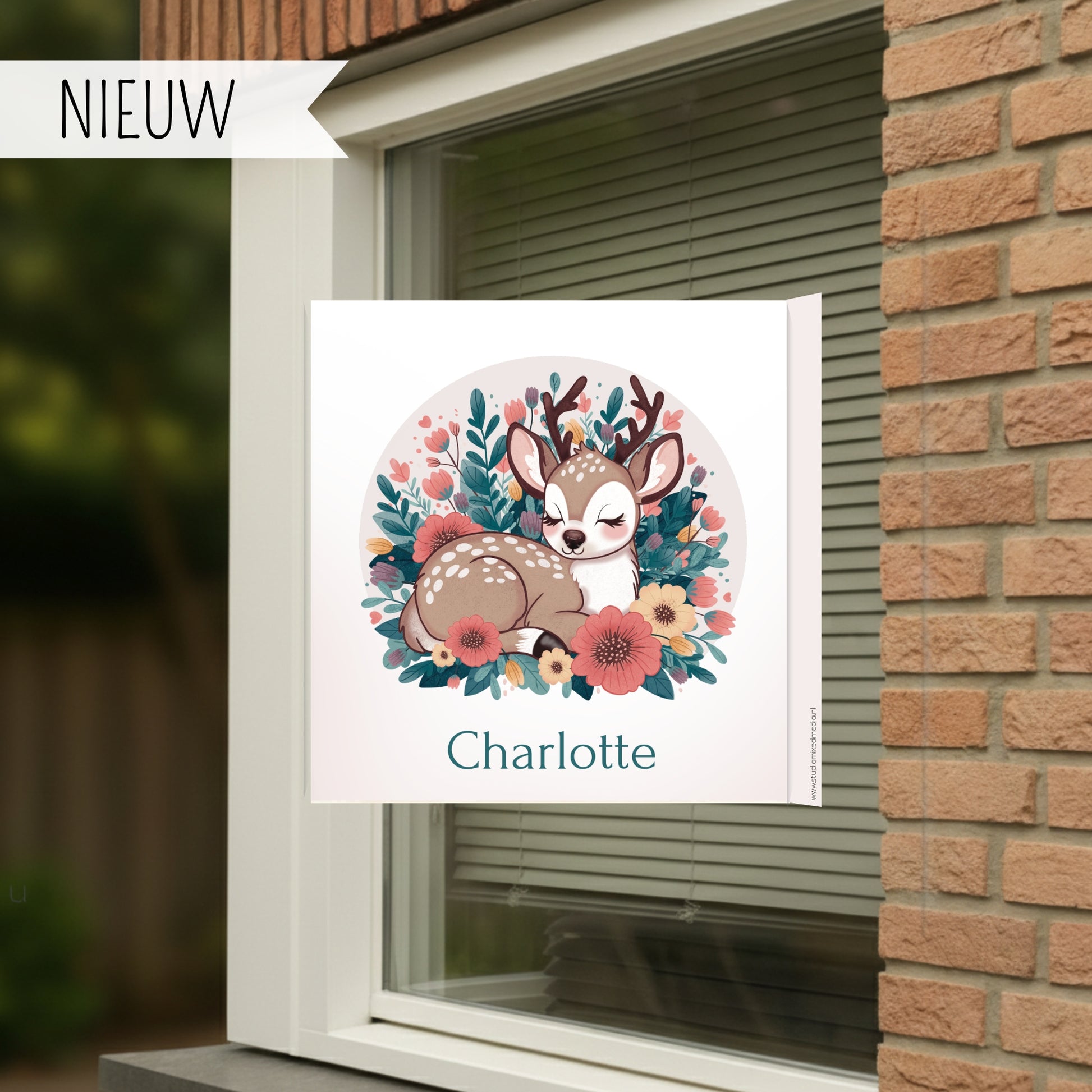 Geboortebord voor op het raam van een schattig hertje, gepersonaliseerd met naam.
