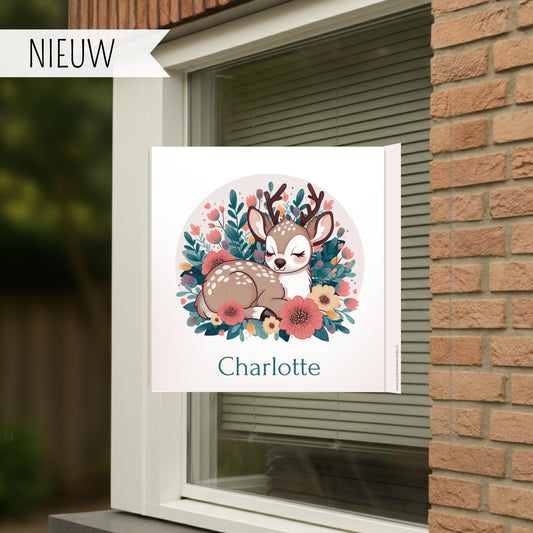 Geboortebord voor op het raam van een schattig hertje, gepersonaliseerd met naam.