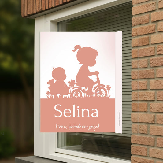 Geboortebord voor op het raam met een silhouet van een zus met haar zusje.