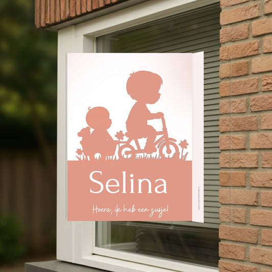 Geboortebord voor op het raam met een silhouet van een broertje met zijn zusje.