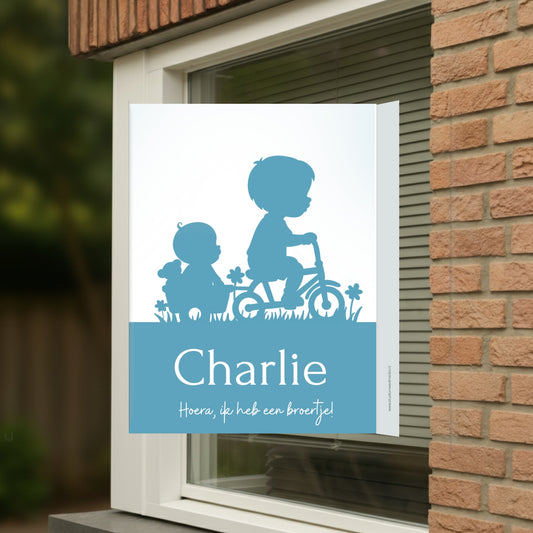 Geboortebord voor op het raam met een silhouet van een broer met zijn broertje.