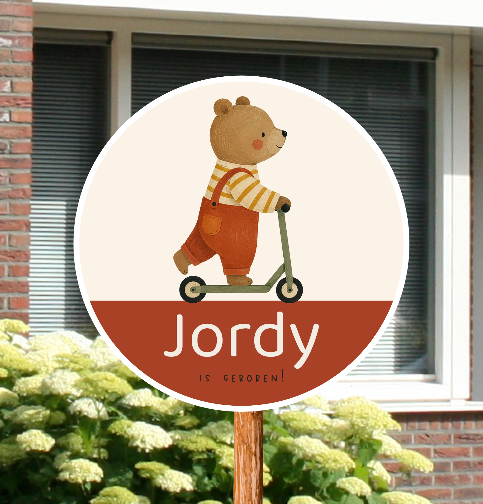Rond geboortebord voor in de tuin, gepersonaliseerd met naam en de afbeelding van een beertje op een step in Scandinavische tekenstijl. 