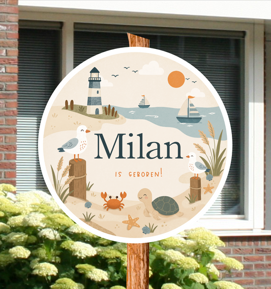 Rond geboortebord voor in de tuin, gepersonaliseerd met naam n een strand thema.