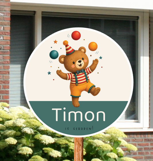 Rond geboortebord voor in de tuin gepersonaliseerd met naam en de afbeelding van een beer die jongleert.