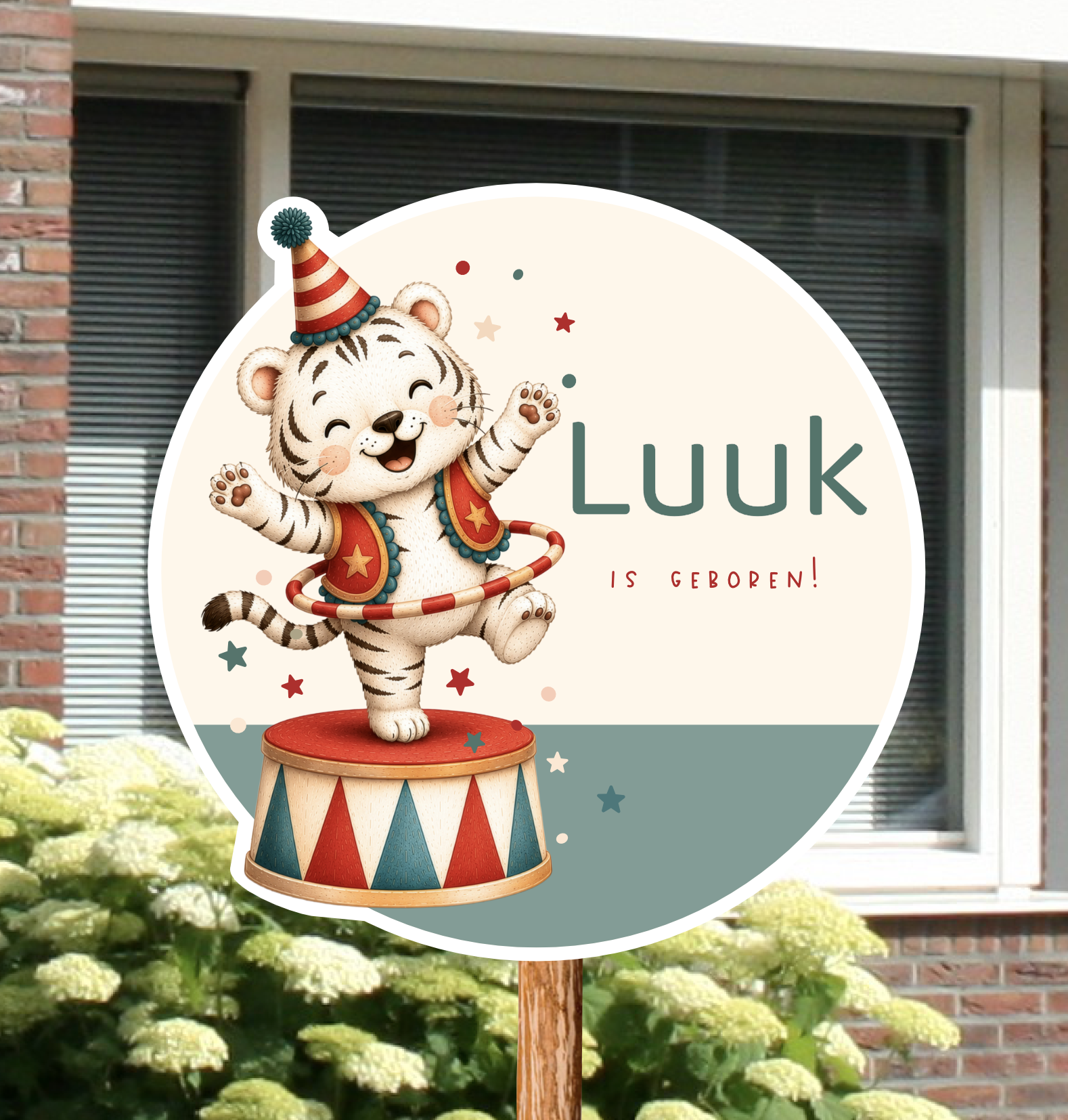 Rond geboortebord voor in de tuin gepersonaliseerd met naam en de afbeelding van een witte tijger in het circus.