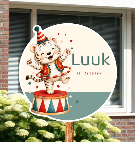 Rond geboortebord voor in de tuin gepersonaliseerd met naam en de afbeelding van een witte tijger in het circus.