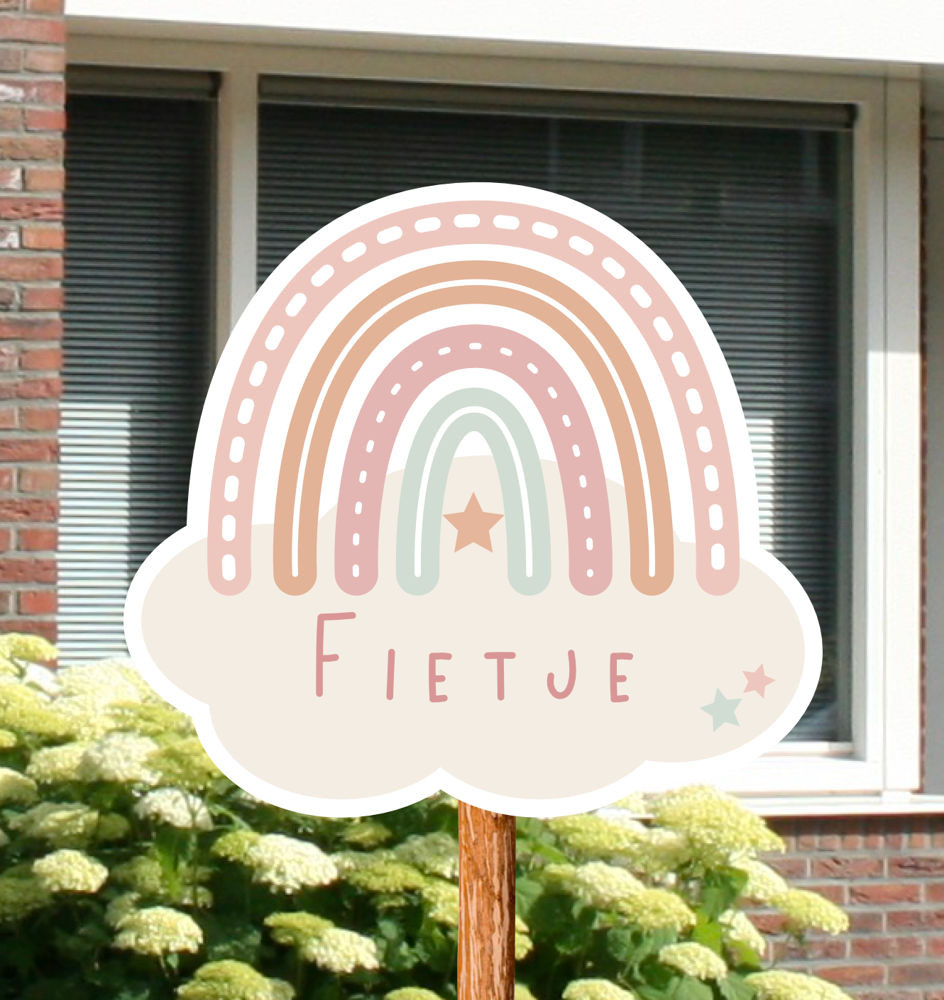 Geboortebord voor in de tuin met naam en de illustratie van een regenboog in roze kleuren.