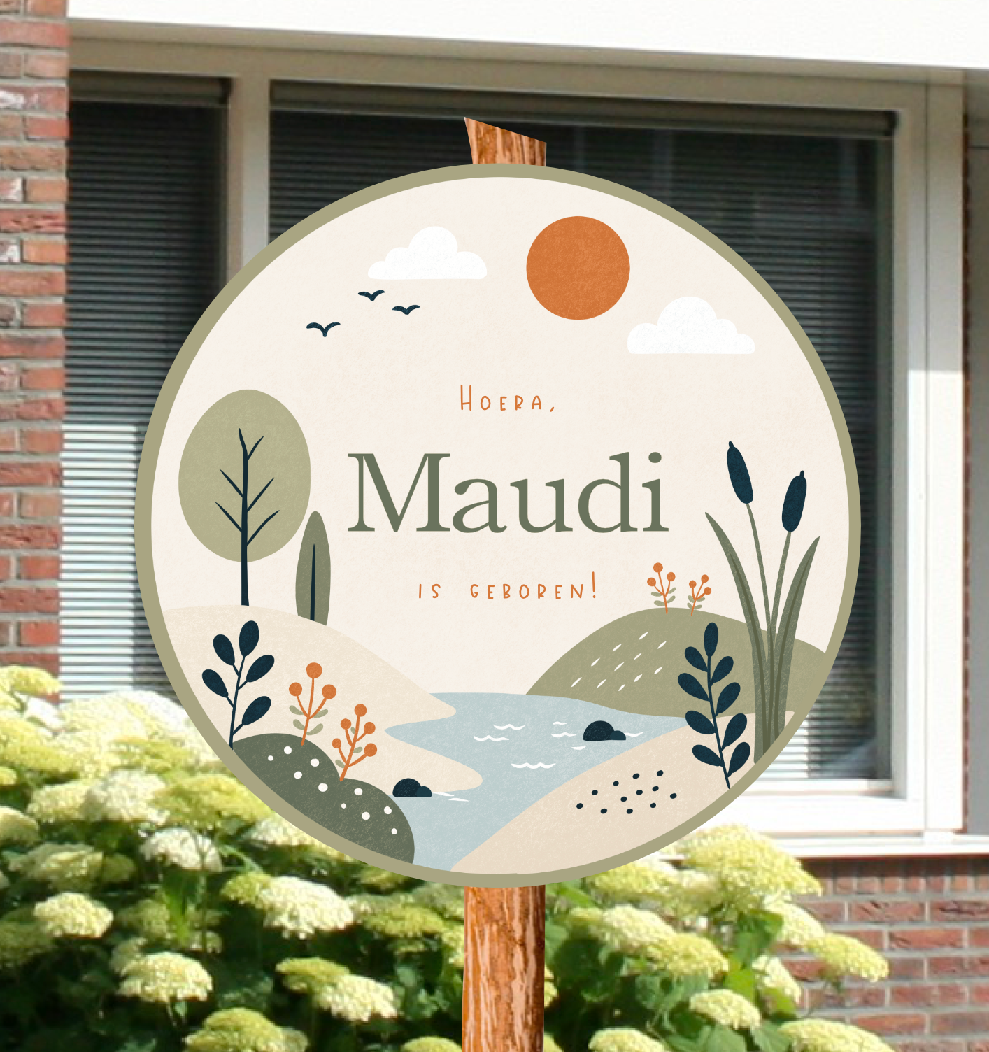 Rond geboortebord voor in de tuin, gepersonaliseerd met naam met de afbeelding van een landschap.
