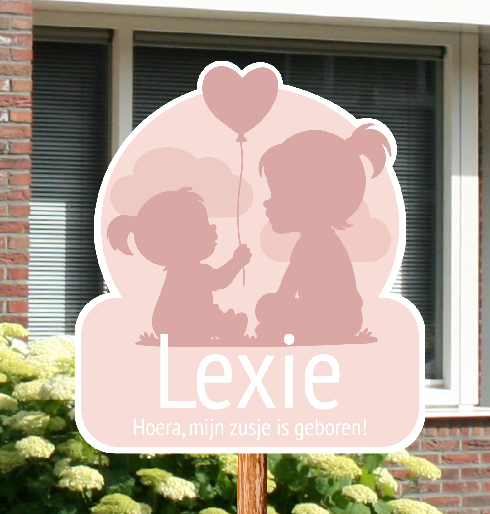 Geboortebord voor in de tuin met naam en de silhouetten van twee zusjes.