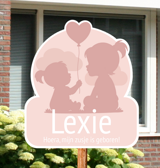 Geboortebord voor in de tuin met naam en de silhouetten van twee zusjes.