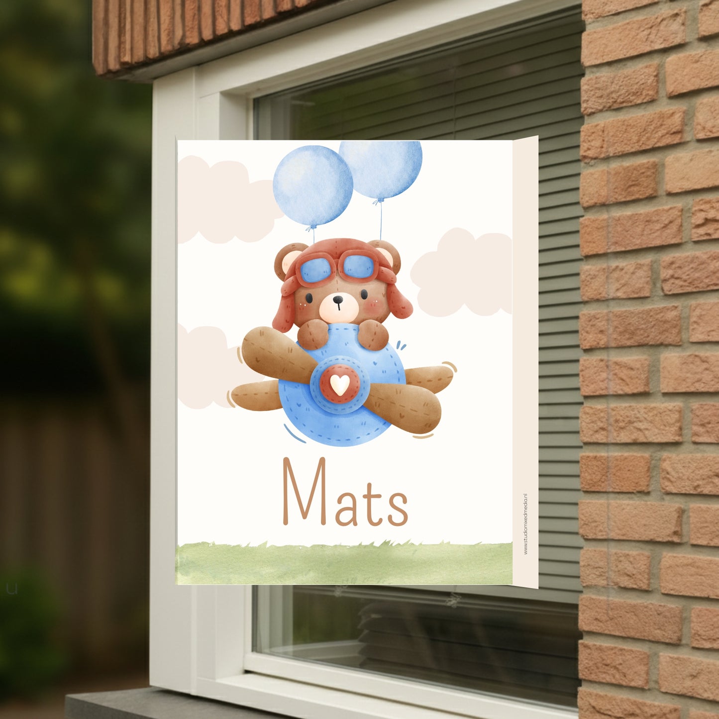 Geboortebord voor op het raam met naam en de afbeelding van een schattig beertje in een vliegtuig.