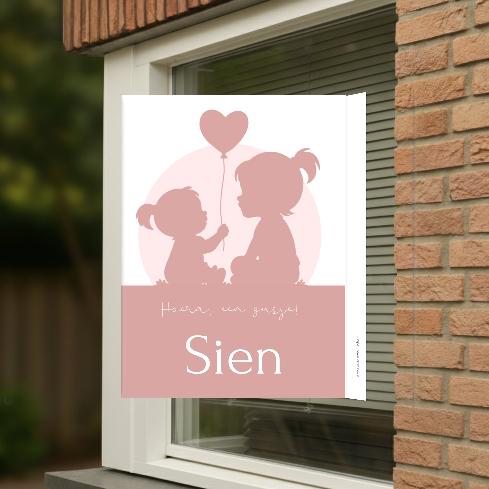 Geboortebord voor op het raam met de silhouet van 2 meisjes