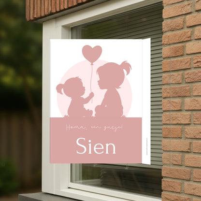 Geboortebord voor op het raam met de silhouet van 2 meisjes
