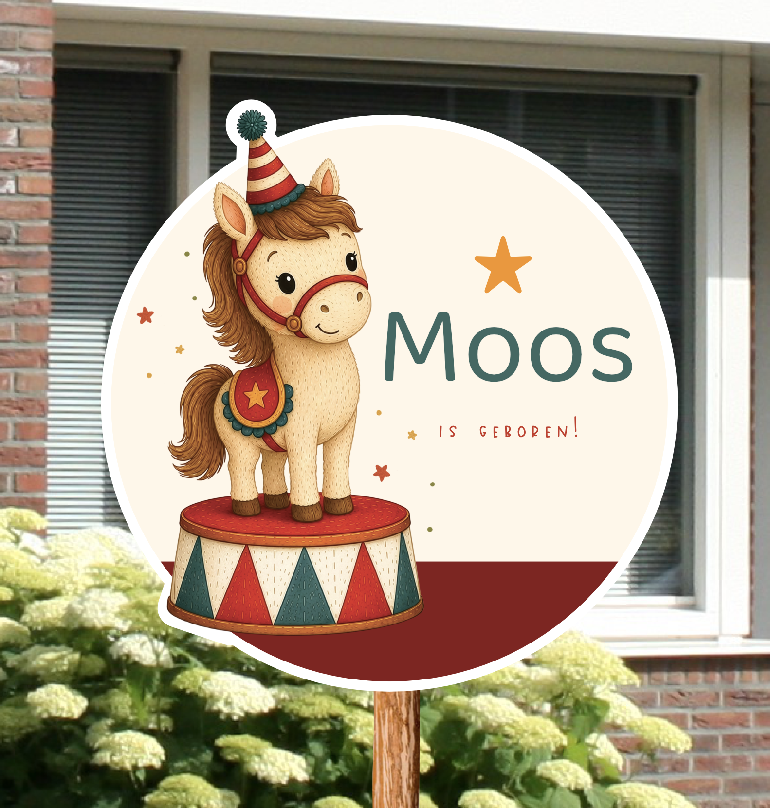 Rond geboortebord voor in de tuin gepersonaliseerd met naam en de afbeelding van een paar.je in het circus