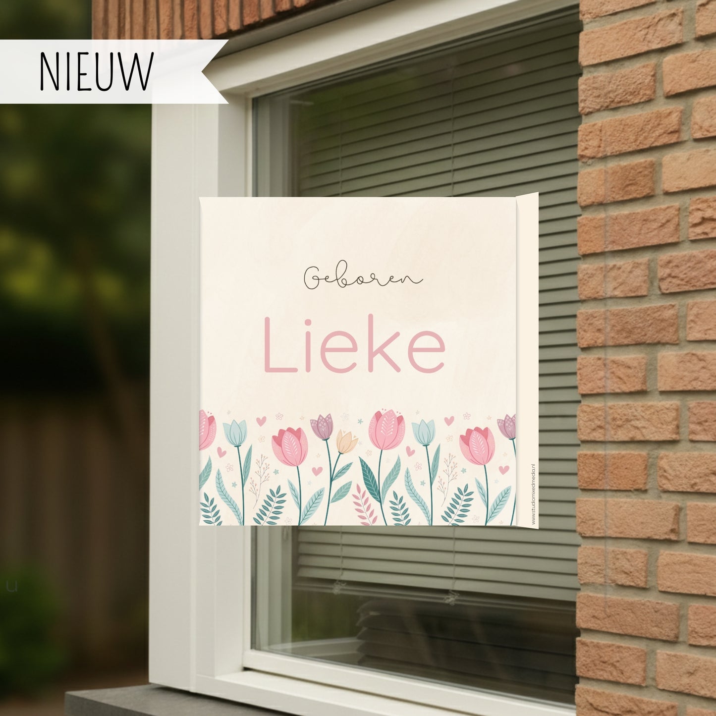 Geboortebord voor op het raam met bloemen