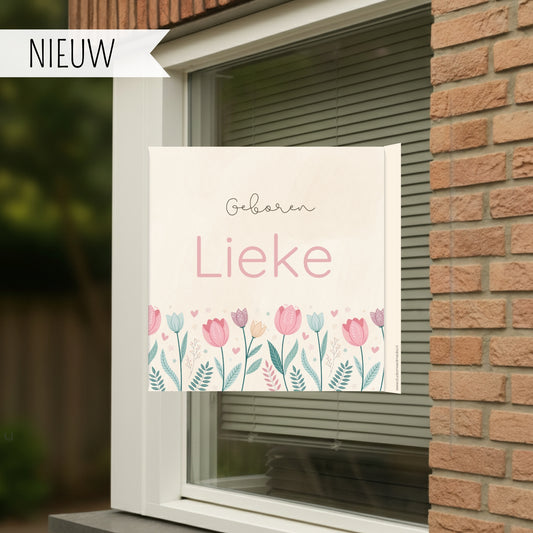 Geboortebord voor op het raam met bloemen