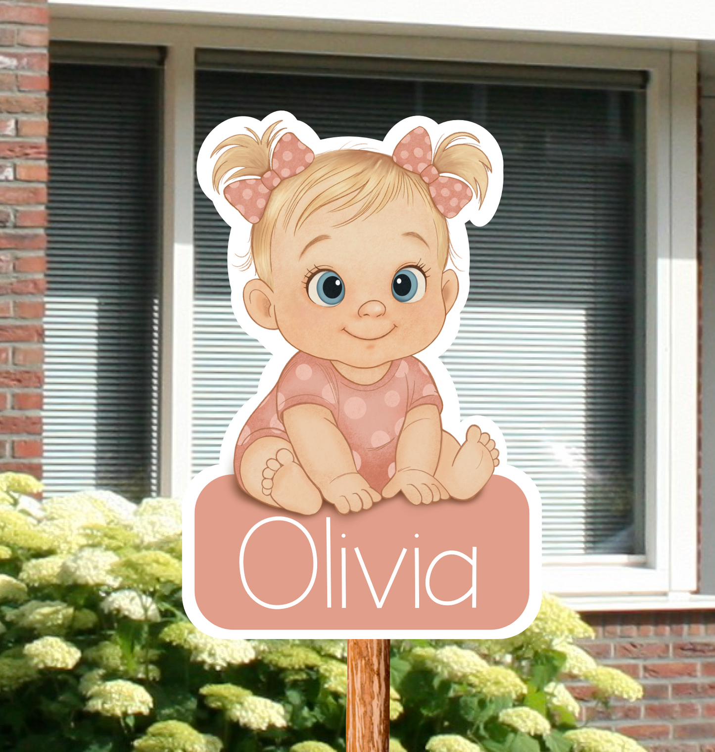 Geboortebord voor in de tuin van een blanke baby, een meisje. Gepersonaliseerd met naam.