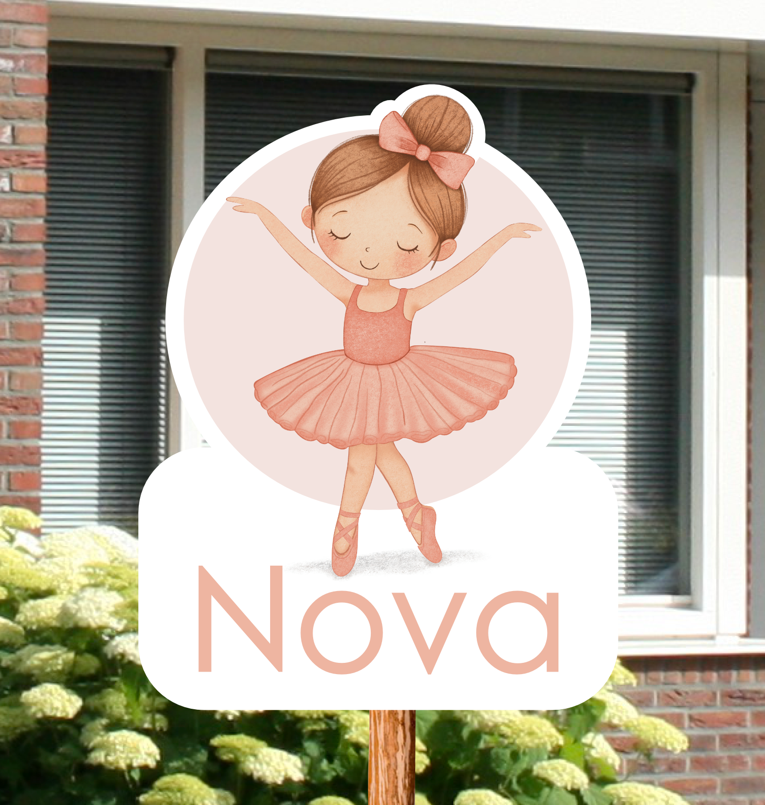 Geboortebord voor in de tuin van een ballerina, een meisje. Gepersonaliseerd met naam.