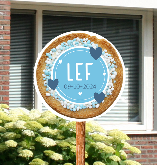 Geboortebord voor in de tuin van beschuit met muisjes gepersonaliseerd met naam en geboortedatum voor de geboorte van een jongen.