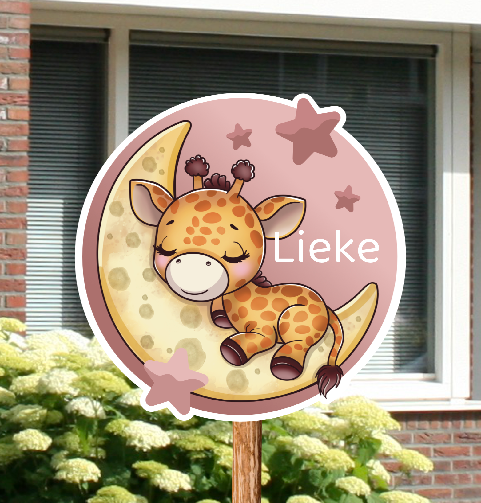 Geboortebord voor in de tuin gepersonaliseerd met naam. Op het geboortebord staat een girafje