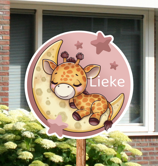 Geboortebord voor in de tuin gepersonaliseerd met naam. Op het geboortebord staat een girafje