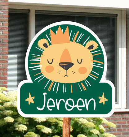 Schattig geboortebord voor in de tuin van een leeuw, gepersonaliseerd met naam