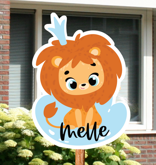 Geboortebord voor in de tuin van een leeuwtje in blauwe kleuren gepersonaliseerd met naam.
