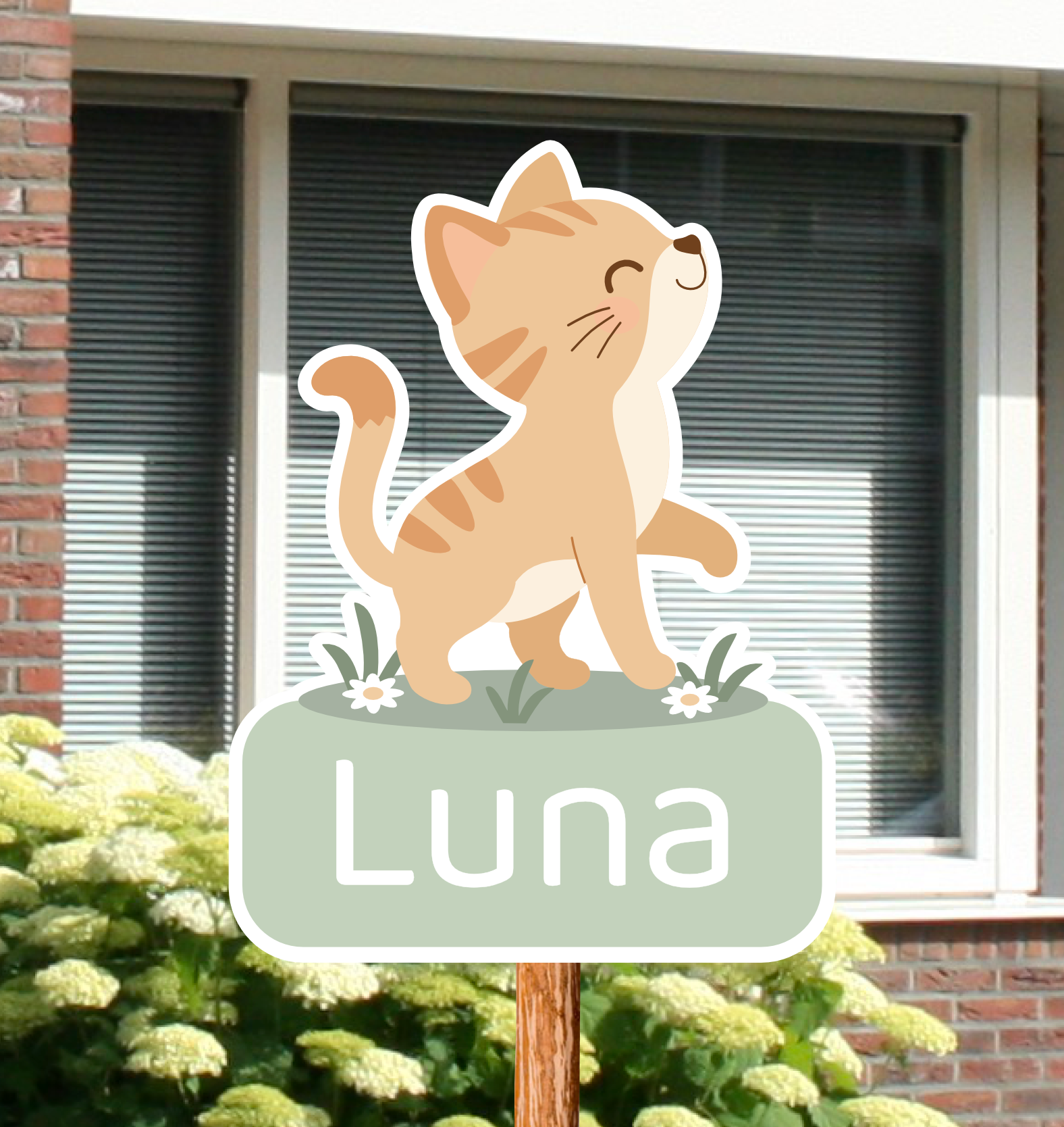 Geboortebord voor in de tuin met naam en de afbeelding van een poes of kat.