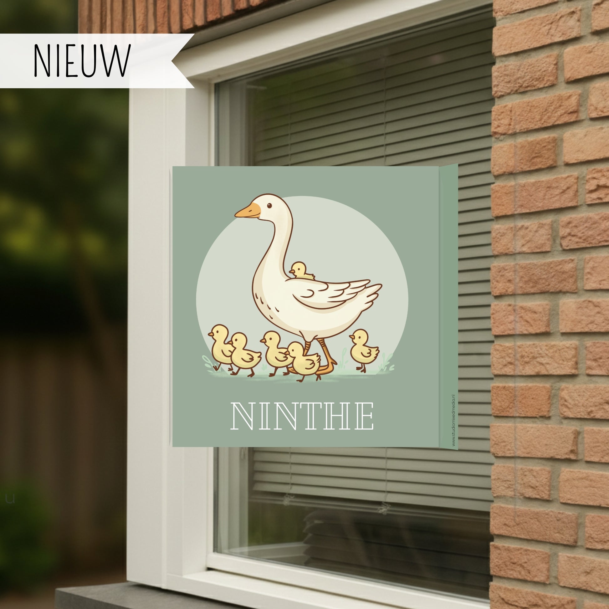 Geboortebord voor op het raam met naam en de afbeelding van een ganzenfamilie