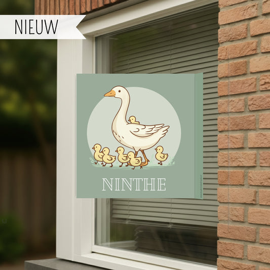 Geboortebord voor op het raam met naam en de afbeelding van een ganzenfamilie