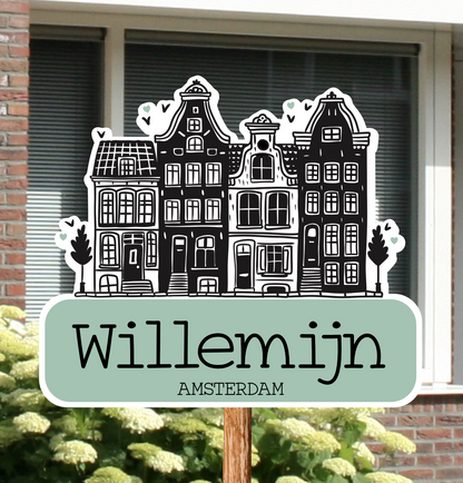 Geboortebord voor in de tuin Amsterdamse huisjes, gepersonaliseerd met naam.
