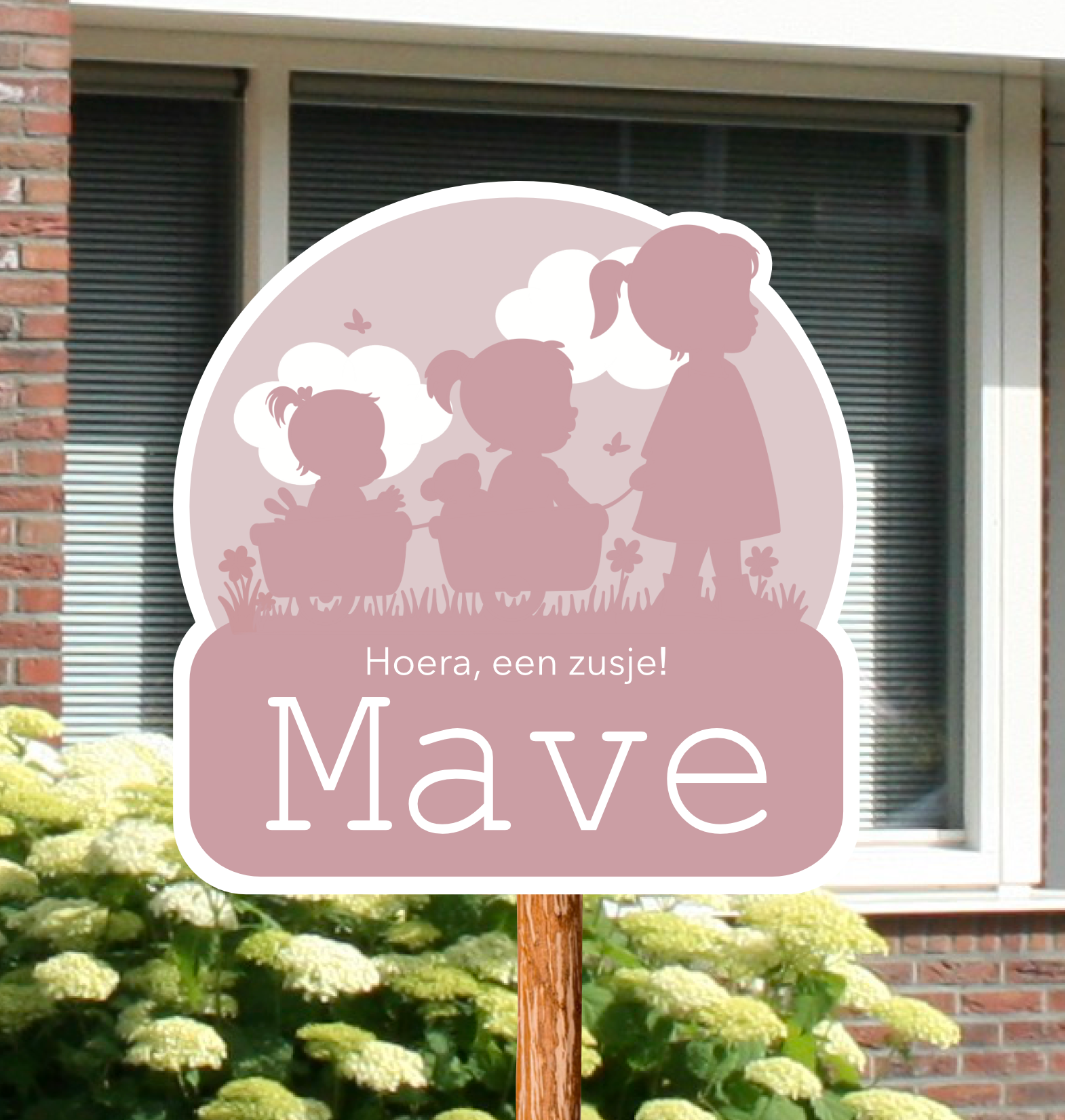 Geboortebord voor in de tuin met de silhouetten van 3 zusjes