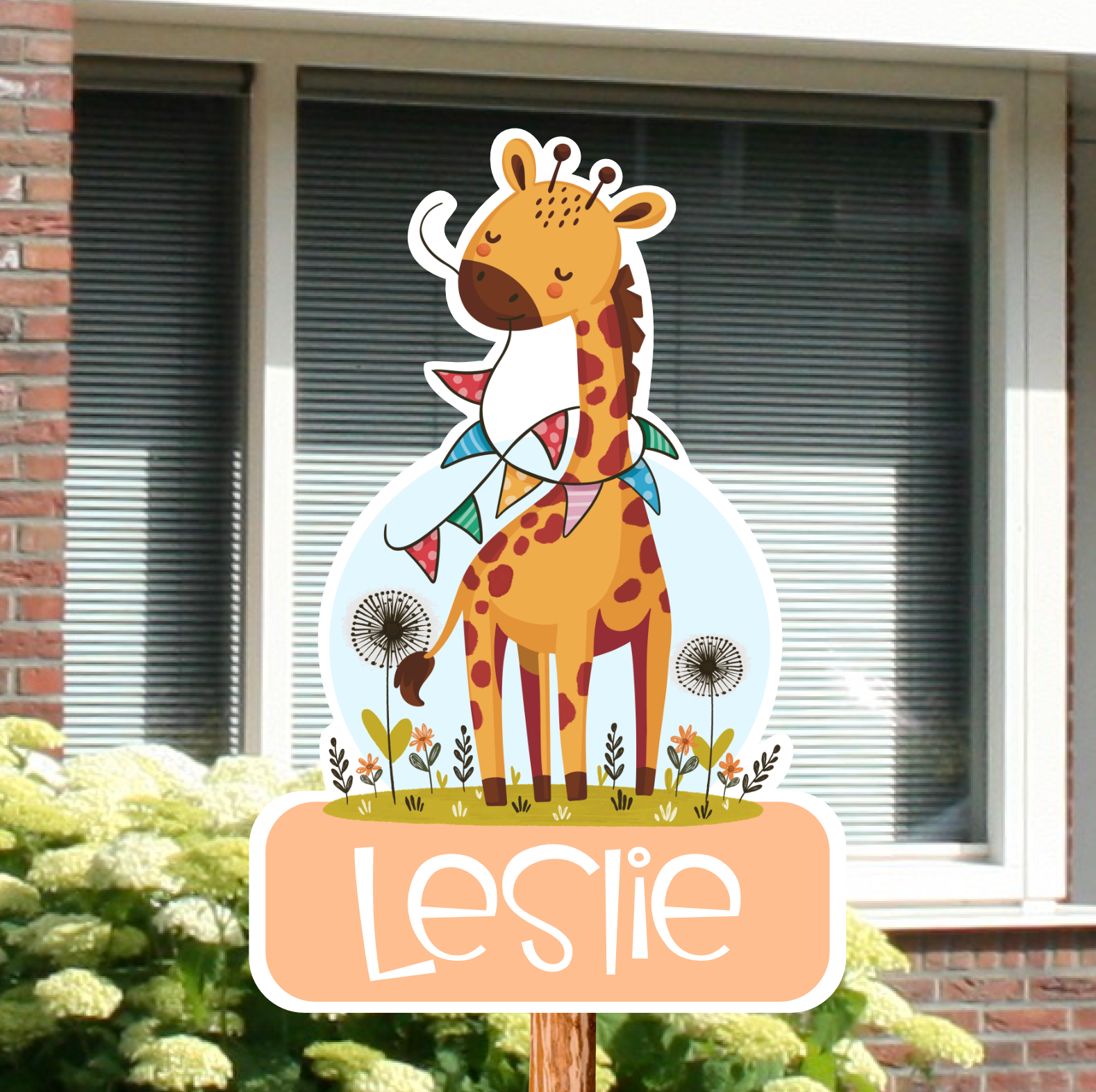 Geboortebord voor in de tuin met de afbeelding van een giraf. Gepersonaliseerd met naam.